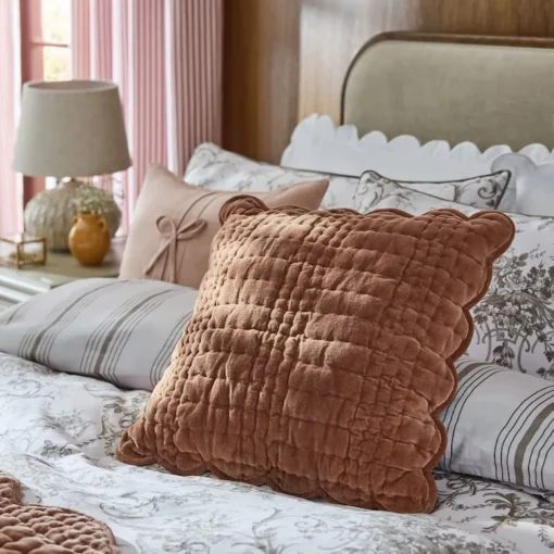 Scalloped pute i Caramel, fra Laura Ashley