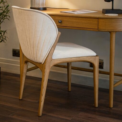 Yeriel spisestol i naturfarget tre og beige tekstil