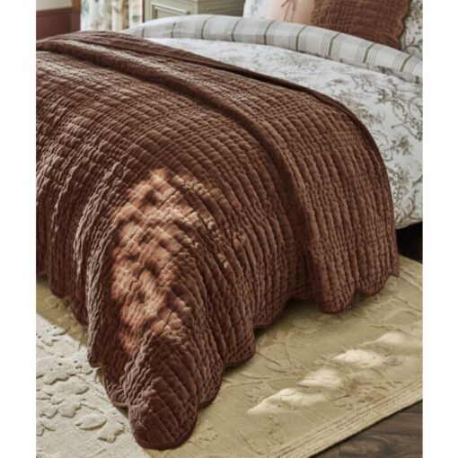 Scalloped, sengeteppe i Caramel fra Laura Ashley, 180×235 cm