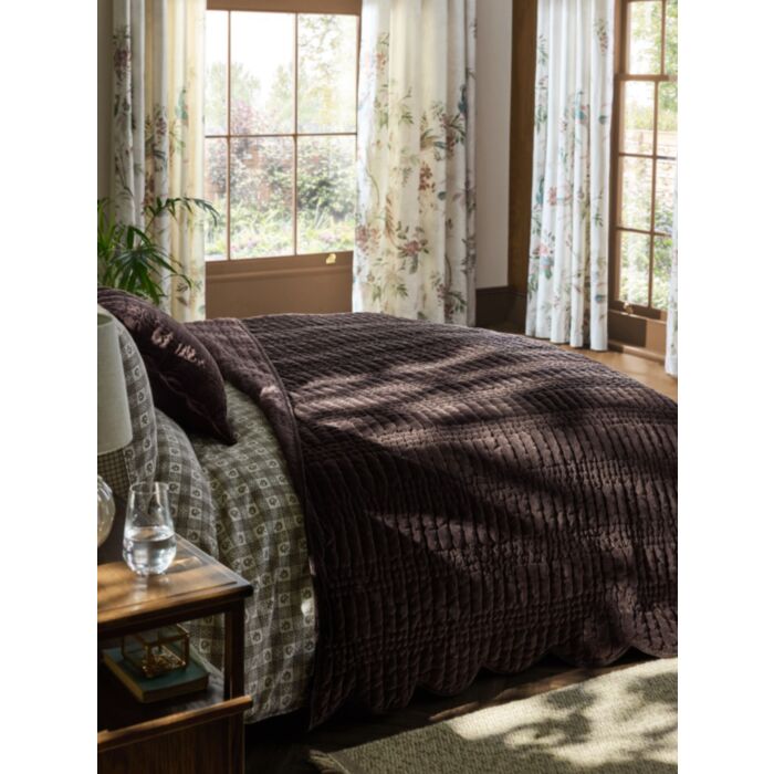 Scalloped, sengeteppe i Chocolate fra Laura Ashley, 180×235 cm