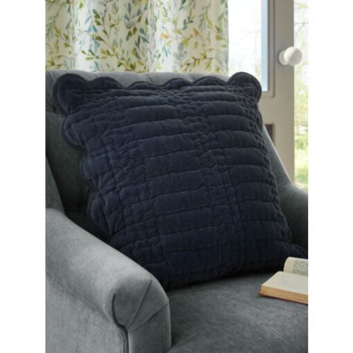Scalloped pute i marine blå, fra Laura Ashley