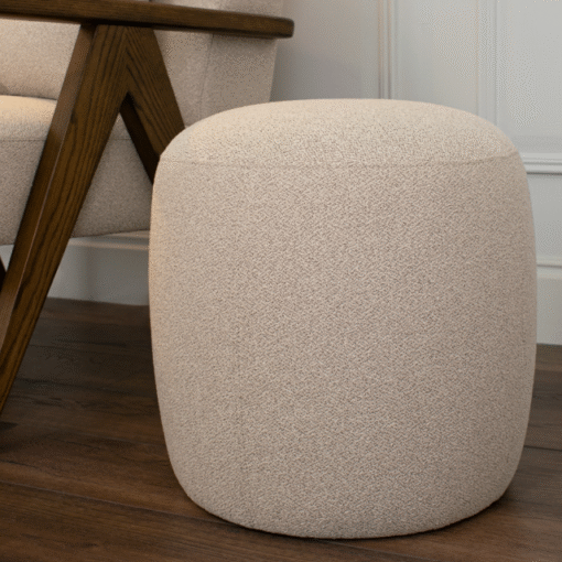 Lina puff i lattefarget bouclé – 45 cm