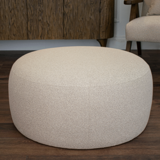 Lina stor puff i lattefarget bouclé – 80 x 80 cm