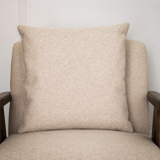Lina pyntepute i Latte bouclé – 50 × 50 cm