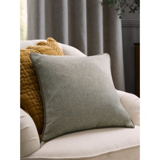 Milbourne Herringbone Grey Sage pyntepute fra Laura Ashley